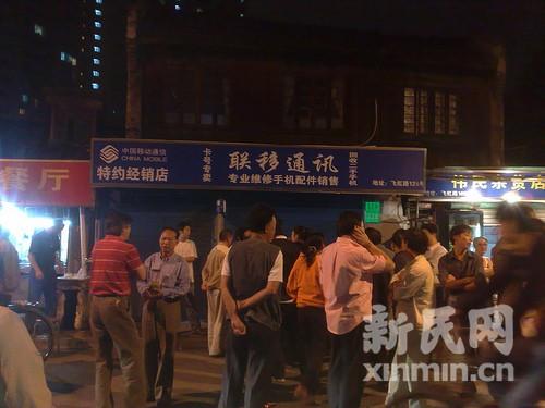 6名男子夜闯商店围砍两母子母为儿挡刀(图)
