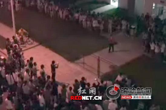 ���Ӵ����˵�Ů������¥�´���(��ͼ)