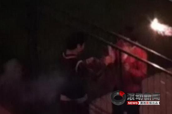 ���Ӵ����˵�Ů������¥�´���(��ͼ)