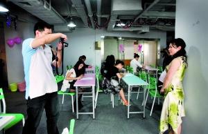 ǧ�򸻺������ɶ�����1500����Ů�Ա���(��ͼ)