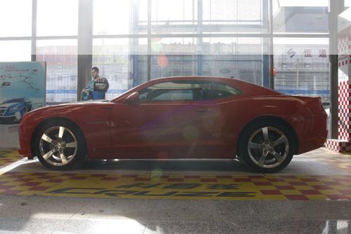 ����Ʒ䡱��װ ʵ�ĺ�ɫѩ����Camaro