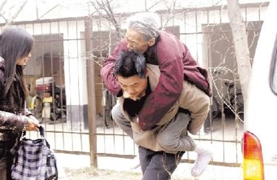 ��������ÿ�챳��ĸ�ϰ���ͻ�Ӧ�겻����(ͼ)