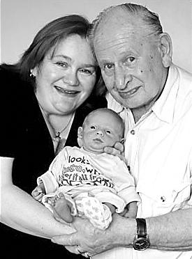 74岁老翁与40岁妻子育出婴儿