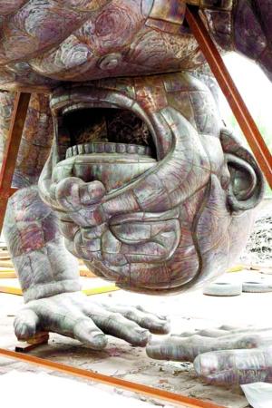 岳敏君雕塑新作《弯曲的维度》.