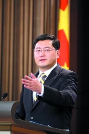 1992—1995年任外交部西欧司随员,三秘;1995—1999年任驻英大使馆三秘