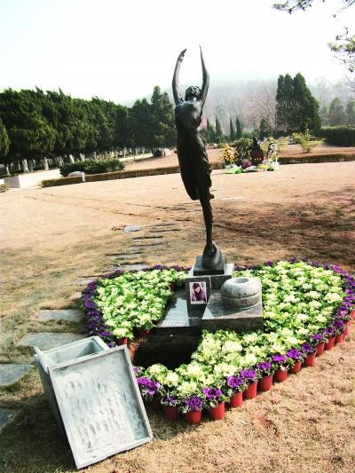 "方瑜"李钰落葬 墓地铜像是跳舞女孩(图)