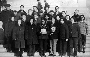 周总理关心"克什米尔号事件"遇难烈士家属(图)