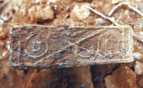 南昌挖掘机在湾里"挖"出一座东汉古墓(组图)(2)