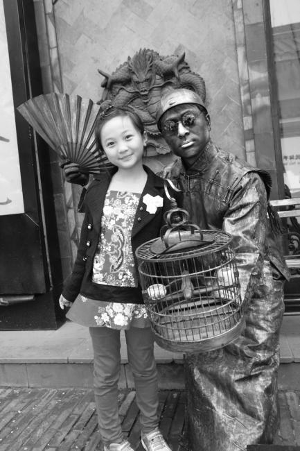 林妙可成都游览宽窄巷子 林母称女片酬仅四位数