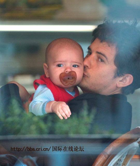 图文:奥兰多·布鲁姆携子逛街 小宝贝星味十足