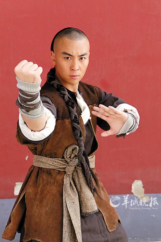 《自古英雄出少年》里饰演年轻侠客《旋风小子》(1994年):红遍两岸三