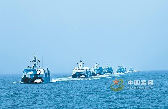 近日,东海舰队某导弹快艇大队某新型导弹艇编队进行队形转换训练