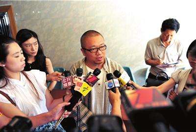 一审开庭后,“海上皇宫”业主郭奎章接受媒体采访.新华社发