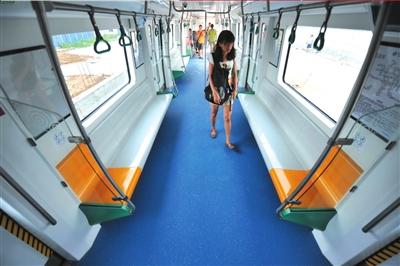 社会新闻  本报讯(记者邓杭)昨天,9号线的新车首次亮相郭公庄车辆段