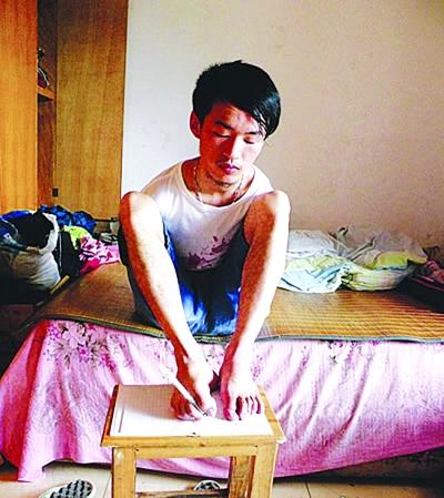 "无臂哥"网络爆红 没有双手照样活出精彩