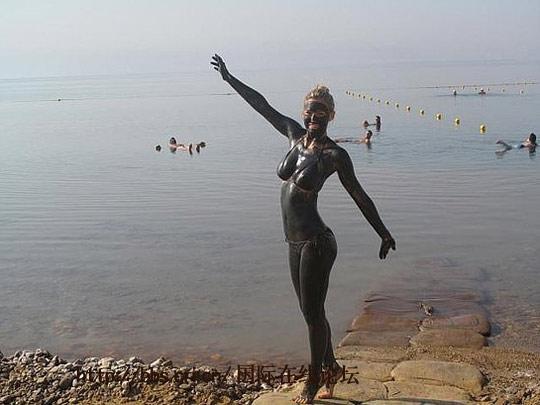 图文芭儿拉法莉穿比基尼全身炭黑沐日光浴