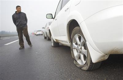 京哈高速路翘钢板 汽车中"埋伏"爆胎