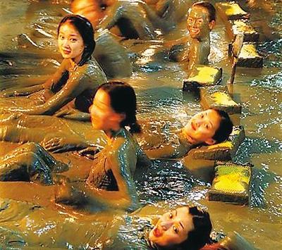 广东梅州滚"泥浴":淡盐水调节电解质平衡(图)