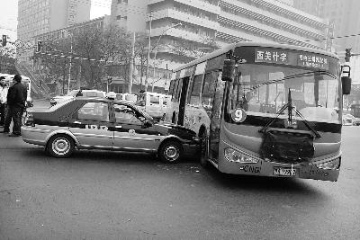 兰州一失控出租车撞公交公交车一名乘客受伤