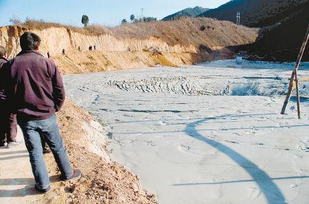 陕西一金矿尾矿库泄漏 十多公里河水受污染(图)