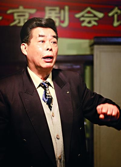 刘彪的举手投足无不透着戏曲的身段.