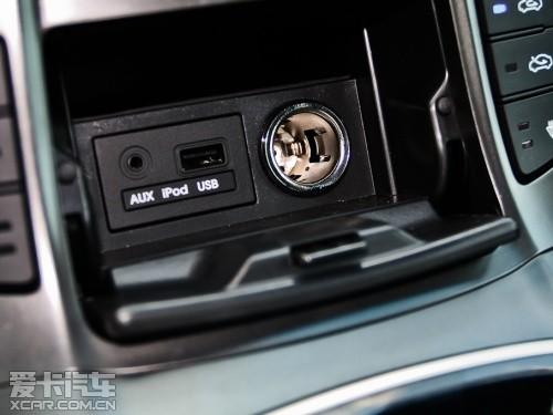 【支持aux/usb/ipod的外接音源接口】应该说,作为入门车型的2.