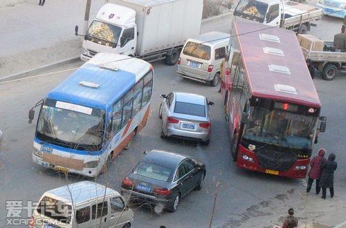 强并线/急脾气 城市拥堵之公交车"罪状"与建议