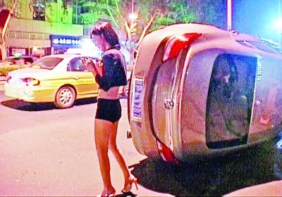 女子穿17厘米高跟鞋开车 出车祸翻车毫发无损