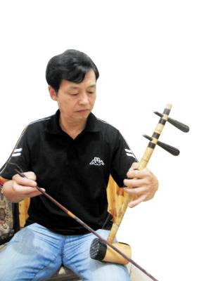 老师傅40年做了上万把京胡 出书招徒传承其手艺