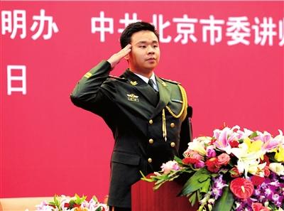 国旗班战士护卫国旗一丝不苟 铁钉扎脚心仍坚持