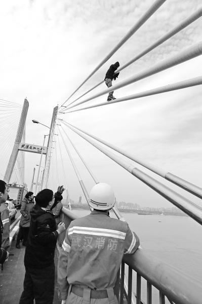 武汉长江二桥3个小时内3人欲跳桥(图)