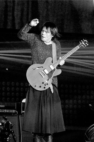 伍佰穿长裙照曝光 激情表演奔放不羁(图)