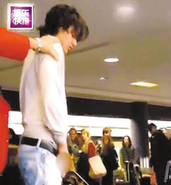 "暮光之城"男星醉酒后在候机大厅当众小便(图)