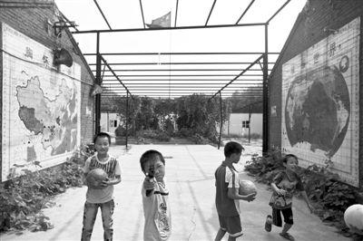 2012��8��25�գ�������������ͻ�����ڹرյ�����ׯʵ��Сѧ����ˣ������ǰ�Ͷ�����ׯʵ��Сѧ�������������ׯСѧ���¾������� �ܸڷ� ��