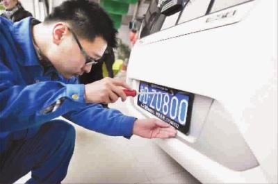 上海首辆绿牌车回家 上"沪d·z"车牌1天内完成-中新网