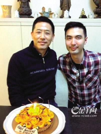 陈淑芬儿子陈家豪为唐唐(左)庆祝55岁生日.