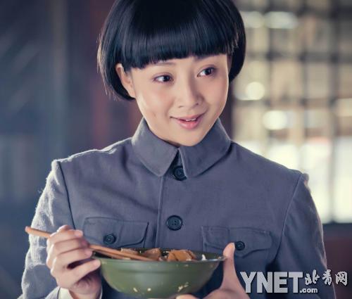 媒体探班《白云飘飘的年代》 演员吃冰棍防穿帮