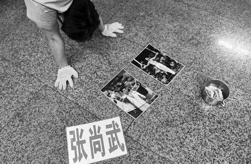 张尚武再现北京地铁通道卖艺乞讨 多人慷慨解囊