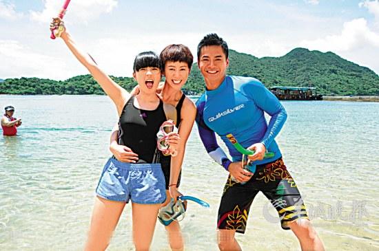 梁靖琪(中)与罗仲谦(右)扮演一对情侣