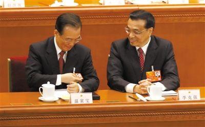 ���գ�ʮ����ȫ���˴�һ�λ��鿪Ļ����ϯ̨�ϣ��¼ұ��ڸ����ǿ����ǰ�Ĵ���֤���¾������� ���� �� 