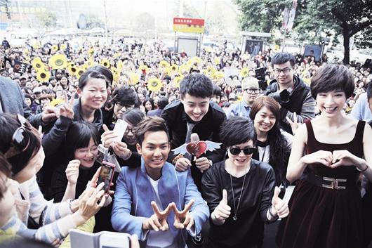 钟汉良与粉丝互动玩自拍 呲牙举剪刀手搞怪(图)