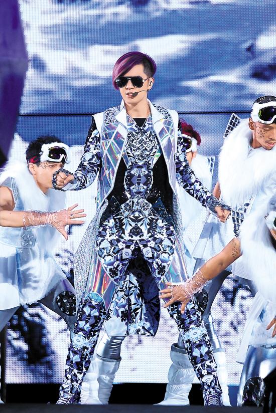 罗志祥个唱挑战极限 从4米高处一跃而下(图)