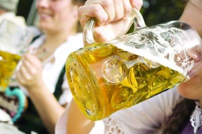 宿醉易致酒精肝 每天超过两瓶啤酒伤肝