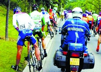 格策广告牌后小便被拍 巴特兹当6万观众面"放水"