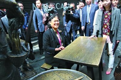 "记者欧阳春艳 范婷婷 通讯员顾峰身穿米黄色细格纹衬衣,黑色西服裙装