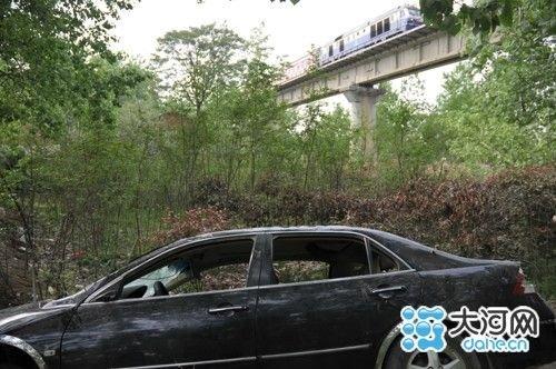 图为被打砸的汽车和宁西铁路老线上呼啸而过的列车 吴彦飞 摄吴明洋