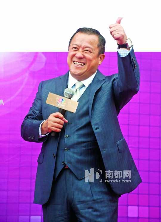 与他一同亮相的还有《喜爱夜蒲》中的两位嫩模陈静仪和何佩瑜