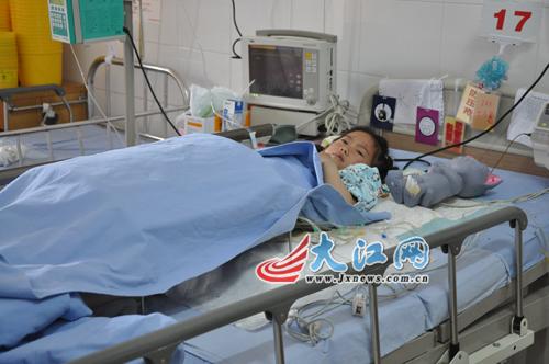 躺在重症监护室里的李思雯