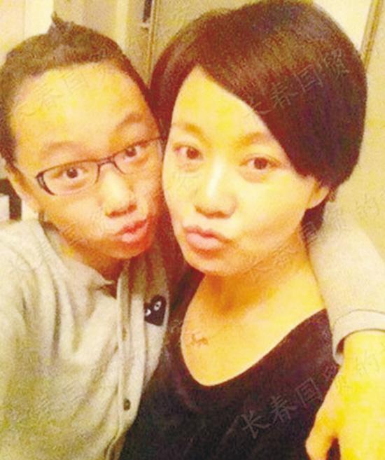 闫妮的女儿出生于1998年1月1日,因是在元旦出生,乳名为元元.