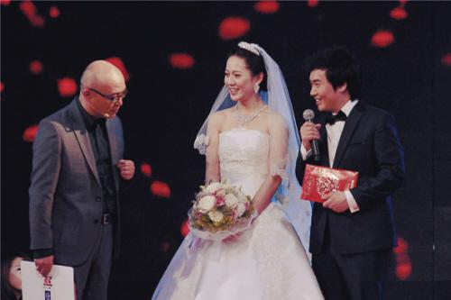女嘉宾回《非诚勿扰》现场办婚礼 孟非送红包